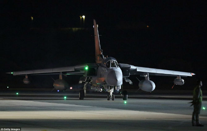 Một chiếc máy bay Anh trước giờ làm nhiệm vụ tiêu diệt các chiến binh khủng bố tại Syria.