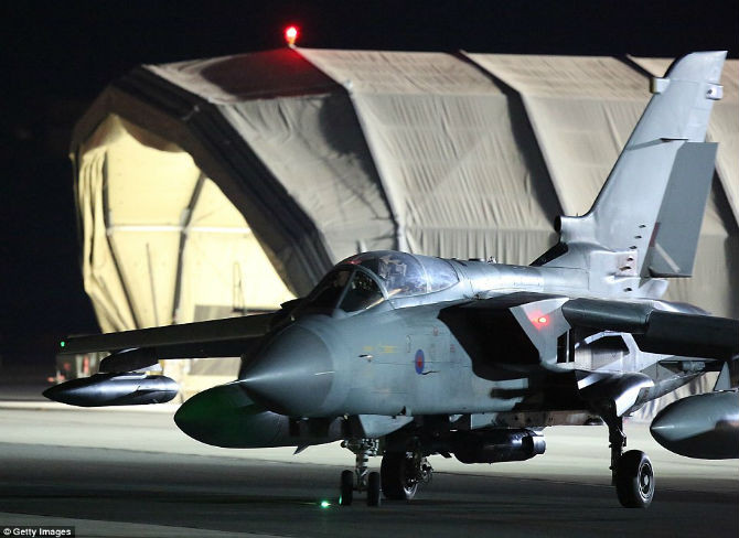 Máy bay Tornado GR4 được trang bị bom dẫn đường Paveway IV và các tên lửa Brimstone dẫn đường chính xác.