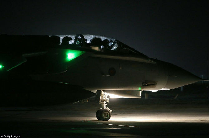 Hai phi công của RAF trên buồng lái máy bay Tornada trước khi chiếc phi cơ cất cánh tới Syria làm nhiệm vụ.