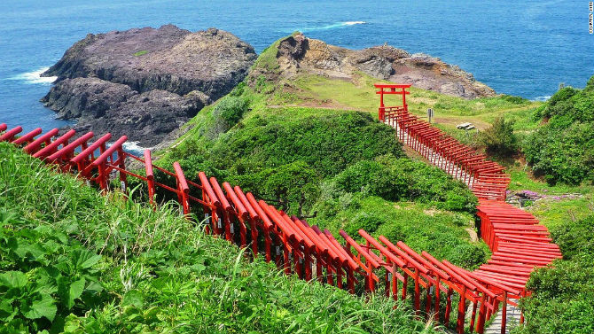 Đền Motonosumi-inari (Yamaguchi) có 123 cổng Torii trải dài từ đền tới vách đá nhìn ra biển. Có một chiếc thùng được đặt trên đỉnh của cổng Torii cuối cùng. Người ta tin rằng, nếu bạn có thể tung tiền vào thùng thì mọi điều ước sẽ thành hiện thực.