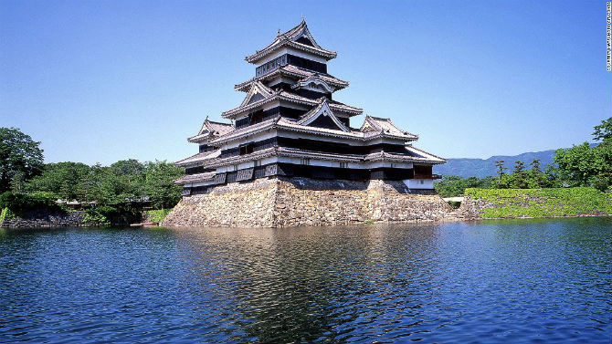 Lâu đài Matsumoto (Nagano) còn được biết đến là “Lâu đài quạ đen” và là một trong những lâu đài bằng gỗ cổ nhất của Nhật Bản, được xây dựng cách đây hơn 400 năm.