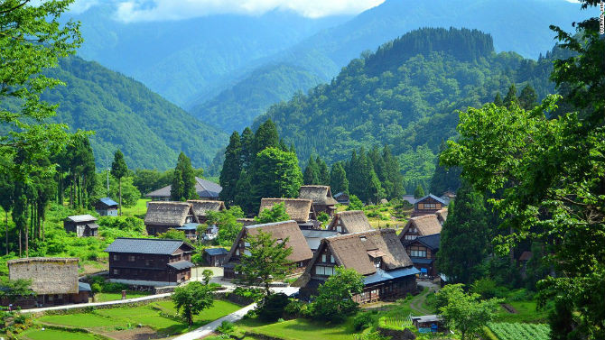 Gokayama là một trong những thị trấn có kiến trúc đẹp nhất thế giới. Ngôi nhà có kiến trúc Gassho cổ nhất ở đây là khoảng 400 năm tuổi.