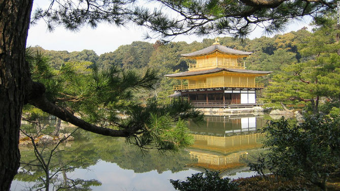 Kim Các Tự được bao phủ bằng lá vàng ròng là điểm đến nổi tiếng nhất của Kyoto.
