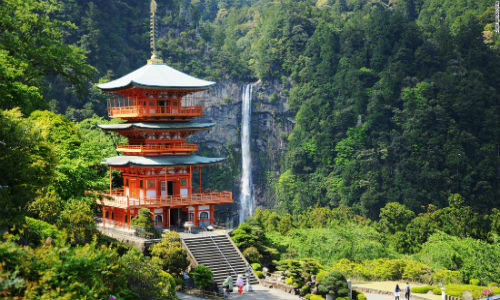 Thác Nachi (Wakayama) cao 133 mét và là thác nước lớn nhất ở Nhật Bản.
