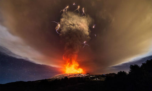 Hình ảnh núi lửa Etna của Italy phun trào ngày 3/12/2015 giữa lúc cơn bão ập đến với tia sét lóe sáng trên bầu trời tạo nên cảnh đẹp kỳ diệu.