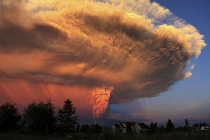 Núi lửa Calbuco phun trào gần Puerto Varas, Chile ngày 22/4/2015.