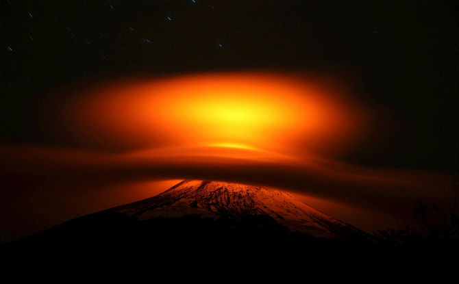 Núi lửa Villarrica khi phun trào ngày 19/5/2015.