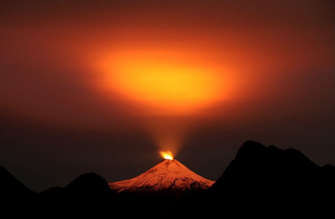 Núi lửa Villarrica nhìn về ban đêm ở Pucon, Chile, ngày 10/5/2015. Villarrica - nằm gần khu du lịch nổi tiếng Pucon – là một trong những núi lửa hoạt động nhất ở Nam Mỹ.