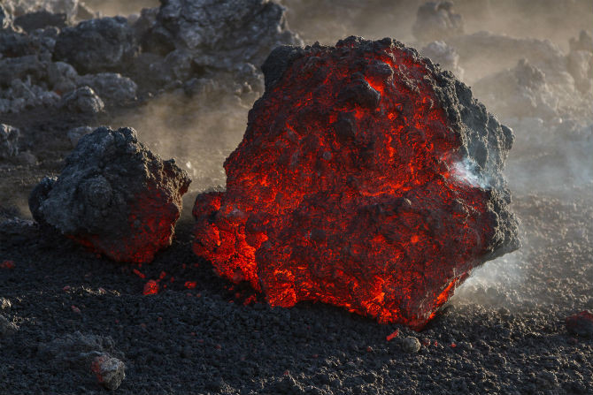 Dòng nham thạch chảy vào Valle de Bove, gần núi Simone trên núi lửa Etna của Italy ngày 16/5/2015.