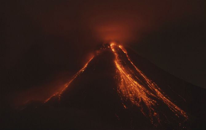 Dòng nham thạch chảy xuống ở núi lửa Colima, gần thị trấn Comala, Mexico, ngày 10/7/2015, tạo nên khung cảnh lung linh về đêm.