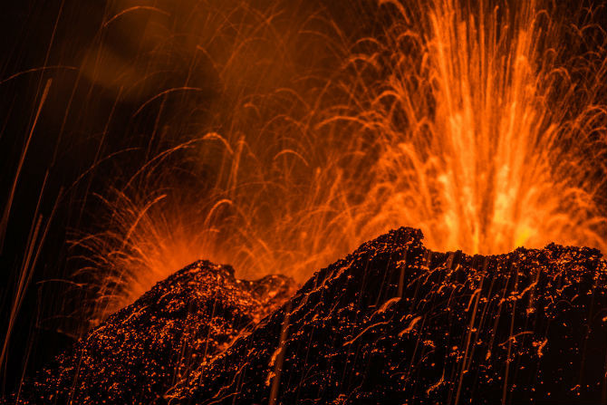 Piton de la Fournaise – một trong những núi lửa hoạt động nhất thế giới – phun trào dung nham ngày 31/7/2015.