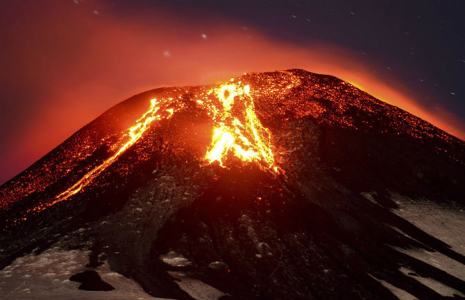 Bức ảnh đẹp ghi lại khoảnh khắc núi lửa Villarrica phun trào ở Chile ngày 3/3/2015.