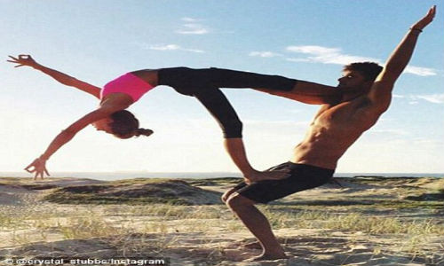 Yoga đôi là một trong những kiểu tập yoga trên thế giới phổ biến nhất được ghi lại trong năm 2015.
