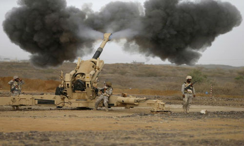 Liên quân Ả-rập nã pháo về phía các vị trí của quân Houthi từ khu vực biên giới giáp với Yemen ngày 13/4/2015.