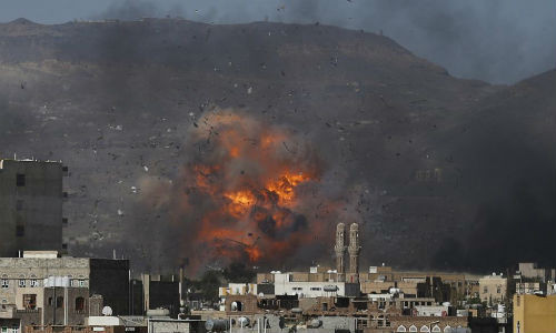 Một cuộc không kích nhằm vào khu quân sự do phe Houthi kiểm soát ở thủ đô Sanaa, Yemen ngày 12/5/2015.