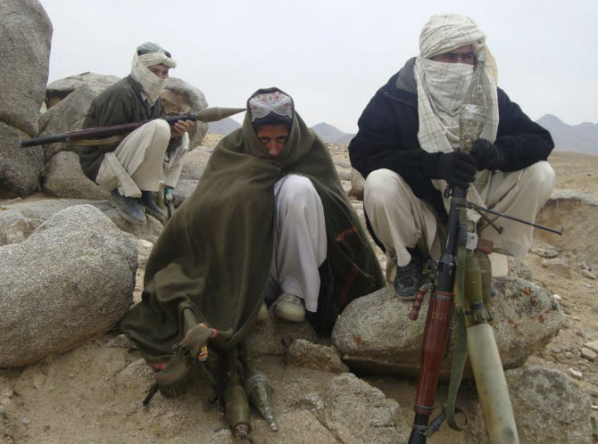Các tay súng Taliban che kín mặt tại một địa điểm ở Pakistan ngày 30/10/2009.