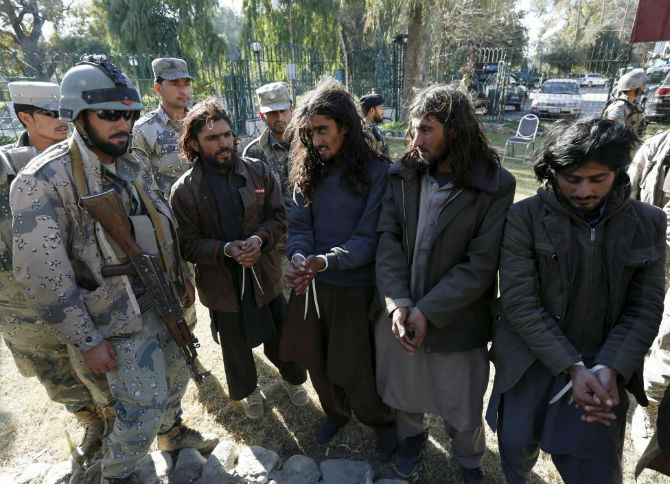 Các chiến binh Taliban (phải) cùng số trang thiết bị, vũ khí bị cảnh sát Afghanistan bắt giữ tại Jalalabad ngày 19/12/2015.