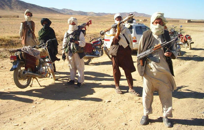 Các tay súng Taliban chụp ảnh tại một địa điểm không xác định ở Afghanistan ngày 19/8/2009.