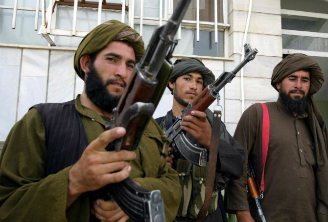 Các tay súng Taliban trước ống kính truyền thông ở Herat ngày 22/5/2010.