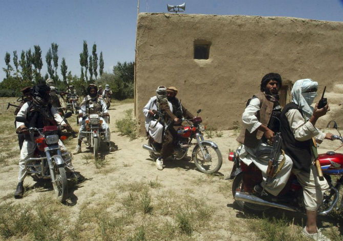Nhóm phiến quân Taliban đi xe máy tại một địa điểm không xác định ở Afghanistan ngày 14/7/2009.