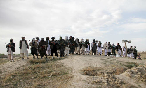 Các chiến binh Taliban tập trung tại khu vực diễn ra vụ hành quyết của ba người đàn ông ở tỉnh Ghazni ngày 18/4.