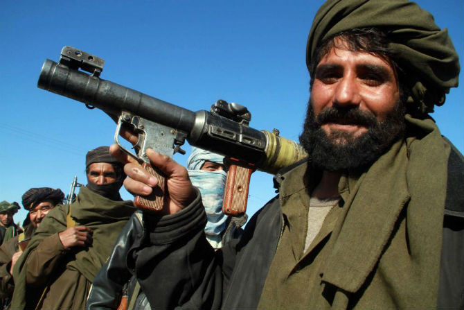 Tay súng Taliban chụp ảnh sau khi tham gia vào chương trình tái hòa giải và thống nhất của chính phủ Afghanistan ở Herat ngày 30/1/2012.
