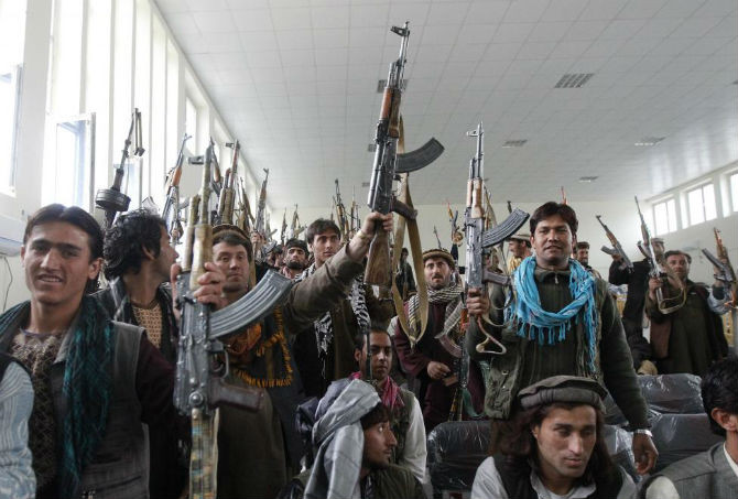 Các chiến binh Taliban giao nộp vũ khí khi họ tham gia vào chương trình tái hòa giải và thống nhất của chính phủ Afghanistan tại tỉnh Laghman ngày 12/3/2012.