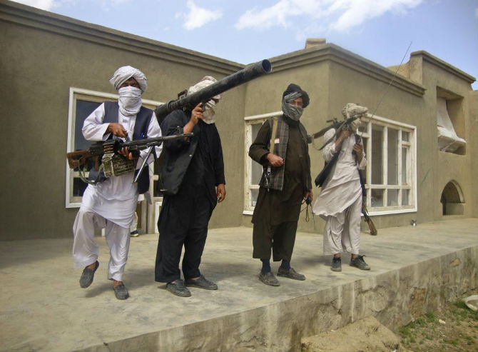 Các chiến binh Taliban tại một địa điểm không xác định ở miền nam Afghanistan ngày 5/5/2011.
