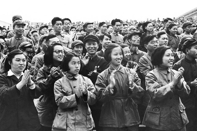Vào năm 1949, trang phục của phụ nữ Trung Quốc tiếp tục thay đổi với những bộ Mao Suit.