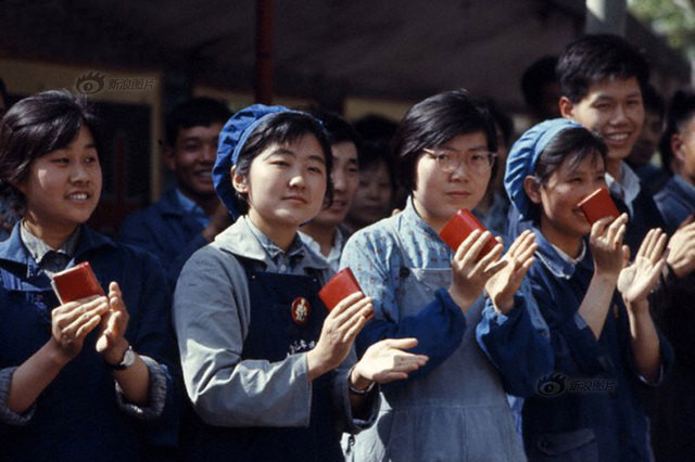 Từ cuối thập niên 1960 và đầu thập niên 1970, màu sắc phổ biến là màu xanh, xám, xanh quân đội và đen.