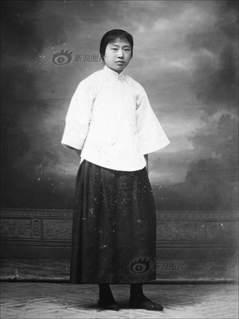 Phong trào Ngũ Tứ được khởi xướng bởi nhiều các nhân với cách ăn mặc như cô gái sinh viên trong bức ảnh.