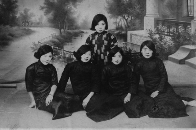 Xường xám trở nên phổ biến vào khoảng năm 1921.