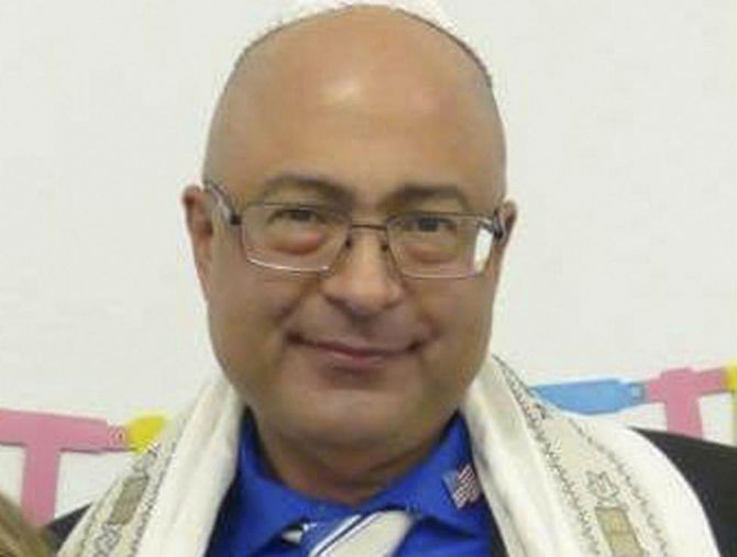 Nicholas Thalasinos, 52 tuổi, đến từ Colton là một thanh tra y tế.