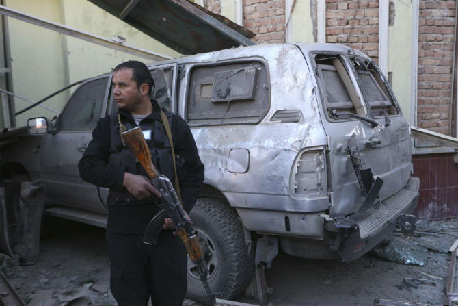 Ngày 12/12/2015, phiến quân Taliban đã thực hiện một vụ tấn công bằng súng và bom nhằm vào khuôn viên Đại sứ quán Tây Ban Nha ở thủ đô Kabul (Afghanistan). Ảnh: Một nhân viên an ninh Afghanistan đứng gác ở Đại sứ quán Tây Ban Nha sau vụ tấn công ở Kabul, Afghanistan ngày 12/12.