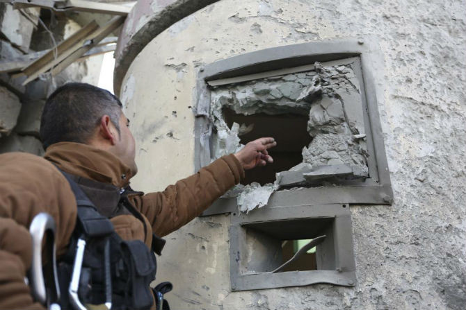 Lỗ thủng xuất hiện trên tường tòa nhà khu vực Đại sứ quán Tây Ban Nha ở Kabul.