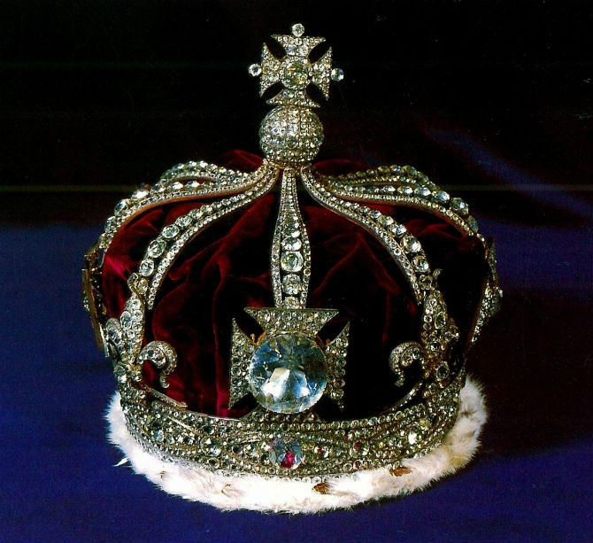 Viên kim cương khổng lồ Kohinoor được tìm thấy tại Andra Pradesh, Ấn Độ nhiều thế kỷ trước khi nước Anh cai trị đất nước này. Viên kim cương ước tính trị giá hơn 1 tỷ USD đã được trao tặng cho Nữ hoàng Elizabeth và hiện tại nó vẫn được đính trên vương miện của Nữ hoàng.
