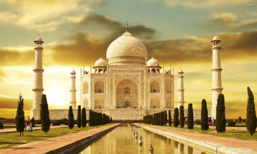 Lăng Taj Mahal là một trong 7 kỳ quan thế giới hiện tại. Công trình này là do Hoàng đế Shah Jahan ra lệnh xây dựng dành tặng cho người vợ yêu dấu của ông là Mumtaz Mahal.