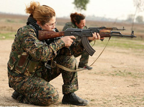 Một số chiến binh mới thực hành với súng trường tại doanh trại ở al-Qahtaniyah, Syria.