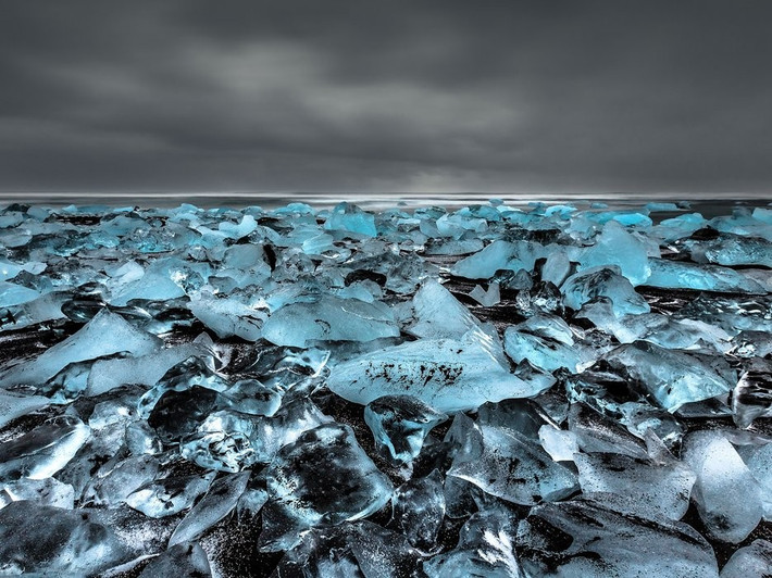 Jökulsárlón, công viên quốc gia Vatnajökull, Iceland: Hồ băng Jökulsárlón và bãi biển đóng băng ở đây được coi là kỳ quan thiên nhiên của Iceland. Lớp cát núi lửa màu đen làm nền cho những khối băng lấp lánh.