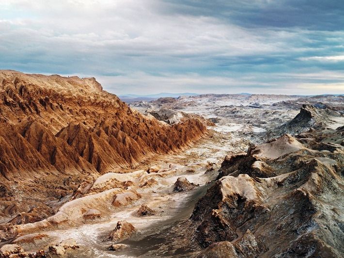 Valle de la Luna (thung lũng Mặt Trăng), Chile: Cảnh quan ở đây đúng như tên gọi, trông giống như trên mặt trăng với những đỉnh núi lởm chởm, sông ngòi khô cạn.