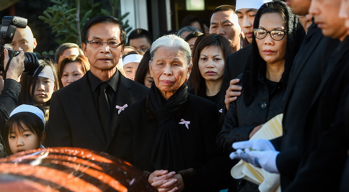 Mẹ và bà của Nguyen là Van Nguyen và Nghi Van Nguyen cùng người thân, bạn bè cô đứng cạnh quan tài chở Tin Nguyen khi rời nhà thờ.
