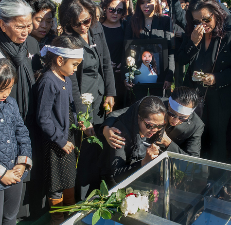 Cô Van Nguyen viết những lời tiễn biệt Tin tại nghĩa trang Good Shepherdm Huntington Beach.