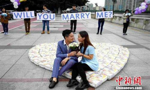 Biết tin bạn gái mang thai, một người đàn ông trẻ Quảng Châu, Trung Quốc đã quyết định dùng 4500 chiếc tã xếp thành hình trái tim để cầu hôn. Cô vô cùng cảm động và đã chấp nhận lời cầu hôn của bạn trai trong tiếng vỗ tay chúc mừng của mọi người xung quanh.
