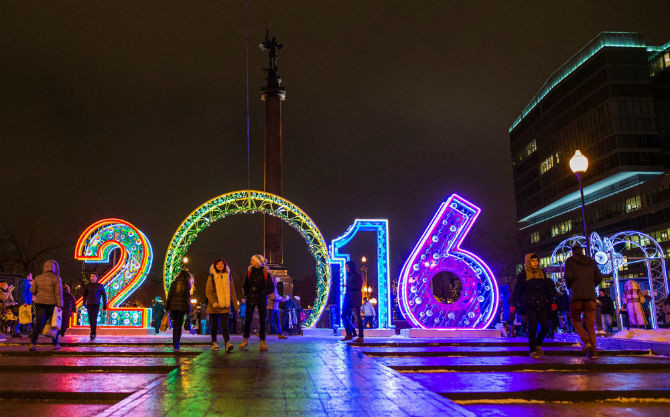 Khách đến dự Liên hoan quốc tế "Ánh sáng Giáng sinh" trên đại lộ Tsvetnoi Bulvar ở Moscow.