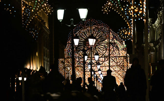 Phố Nikolskaya ở Moscow, nơi có nhiều đèn màu trang trí trong khuôn khổ Liên hoan quốc tế "Ánh sáng Giáng sinh".