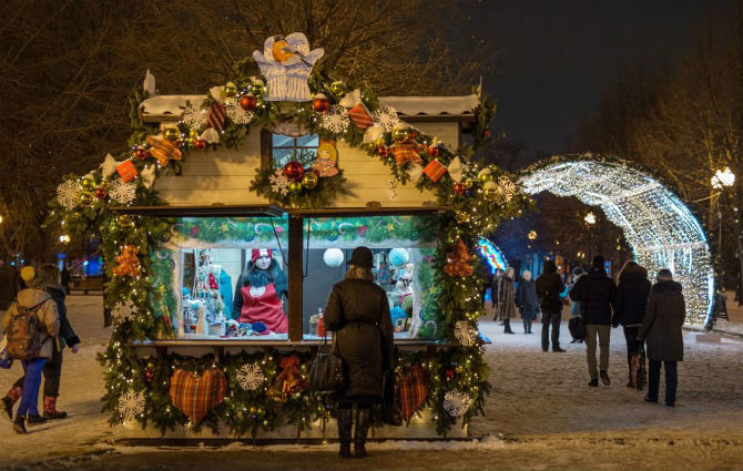 Khách đến dự Liên hoan quốc tế "Ánh sáng Giáng sinh" trên đại lộ Tsvetnoi Bulvar ở Moscow.