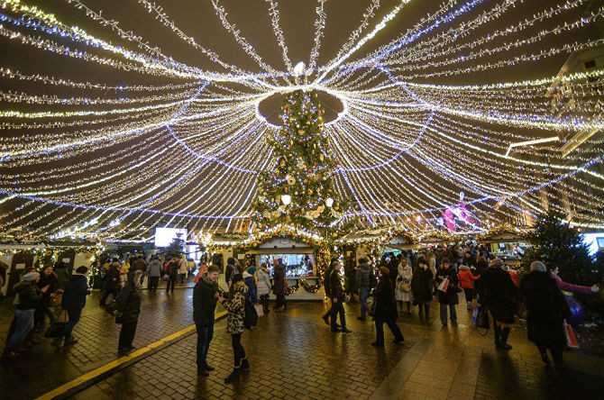 Người đi bộ tại hội chợ Giáng sinh trên phố Okhotny Ryad tại Moscow. Festival quốc tế "Ánh sáng Giáng sinh" tại Moskva Festival quốc tế "Ánh sáng Giáng sinh" tại Moskva Festival quốc tế "Ánh sáng Giáng sinh" tại Moskva Festival quốc tế "Ánh sáng Giáng sinh" tại Moskv