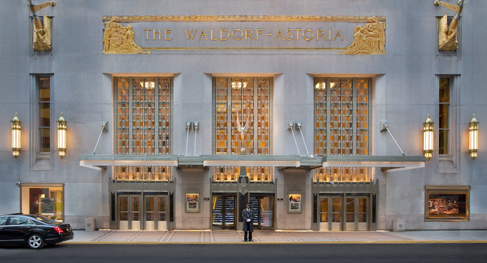 Một doanh nhân Trung Quốc đã bỏ ra 2 tỷ USD để mua khách sạn đắt giá nhất thế giới là Waldorf Astoria ở New York (Mỹ). Khoản tiền đặt cọc của thương vụ này đã lên đến 100 triệu USD.