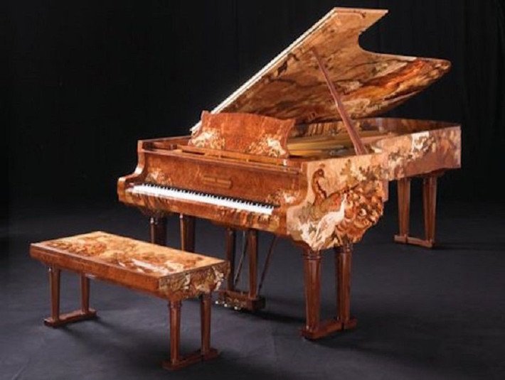 Cây đàn Piano Steinway mạ vàng này có giá 1,2 triệu bảng Anh xuất hiện trong một gia đình ở Trung Quốc.