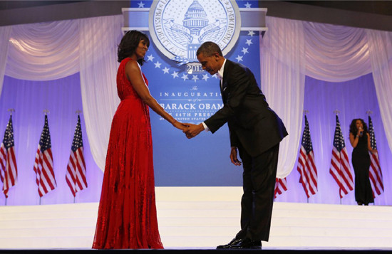 Ông Obama lịch thiệp cúi chào mời vợ nhảy điệu nhảy đầu tiên mở màn cho sự kiện nhậm chức của ông vào năm 2013.